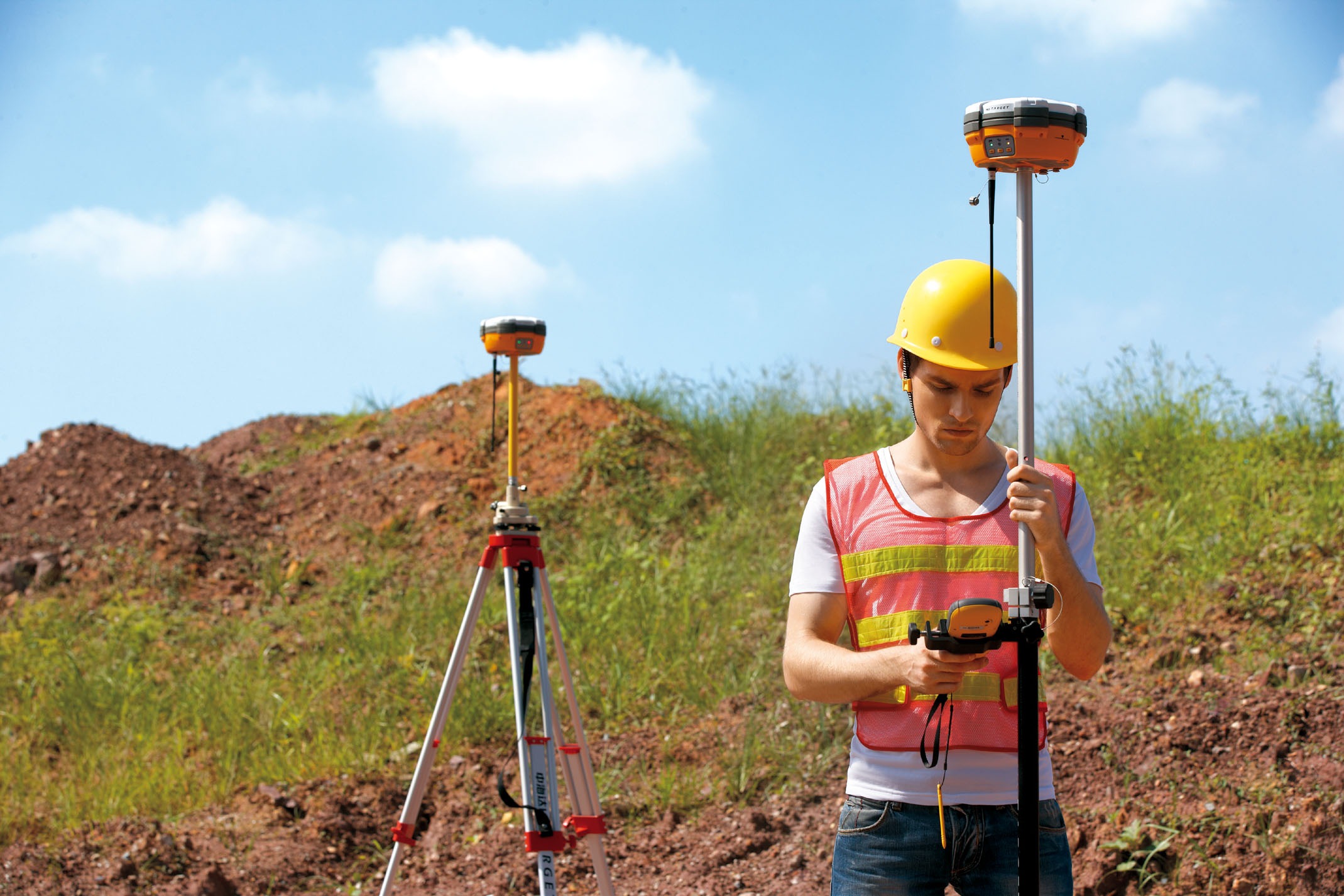 Геодезические измерения. RTK-системы маркшейдеры. Джипиэс геодезический прибор. Ровер геодезический. Hi-target v30 Plus.