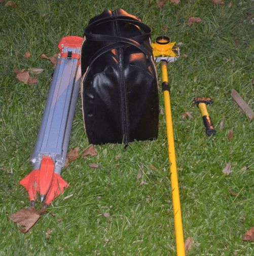 Estação total deitada no chão