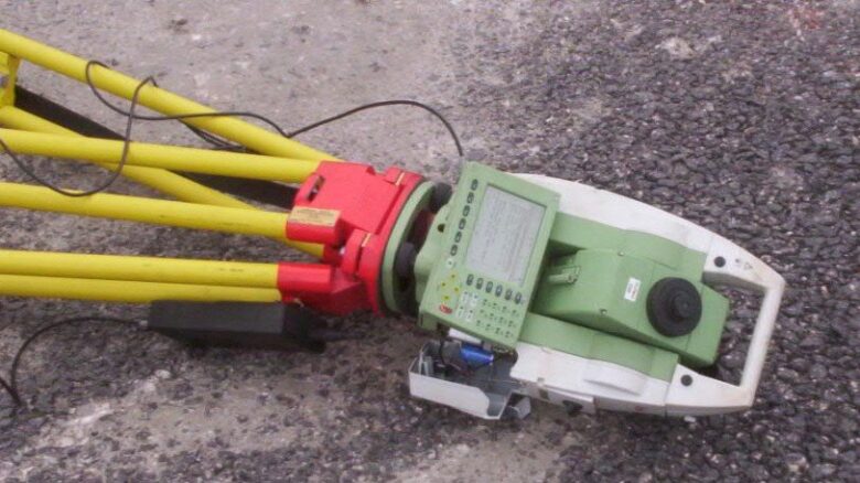 estação-total-no-chão