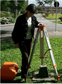 operar estação total de topografia - calando o tripé no chão