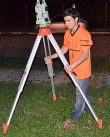 operar estação topografia - colocando o tripé sobre o ponto